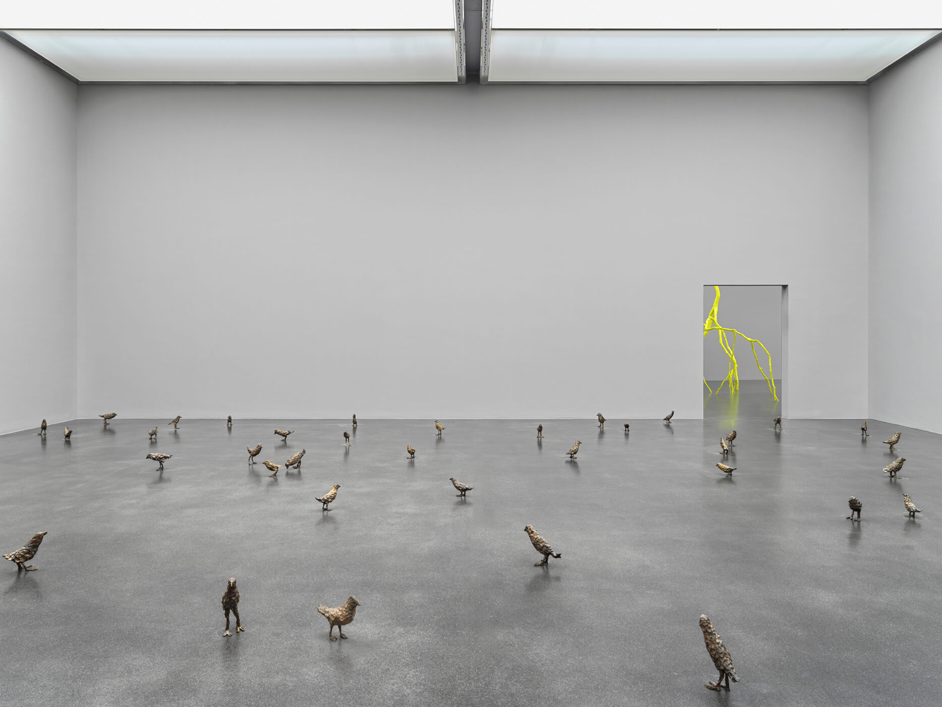 Ugo Rondinone, primitive, 2011–2012, und lightnings, 2023, Ausstellungsansicht Cry Me a River, Kunstmuseum Luzern, 2024, Courtesy oft he artist, Foto: Stefan Altenburger