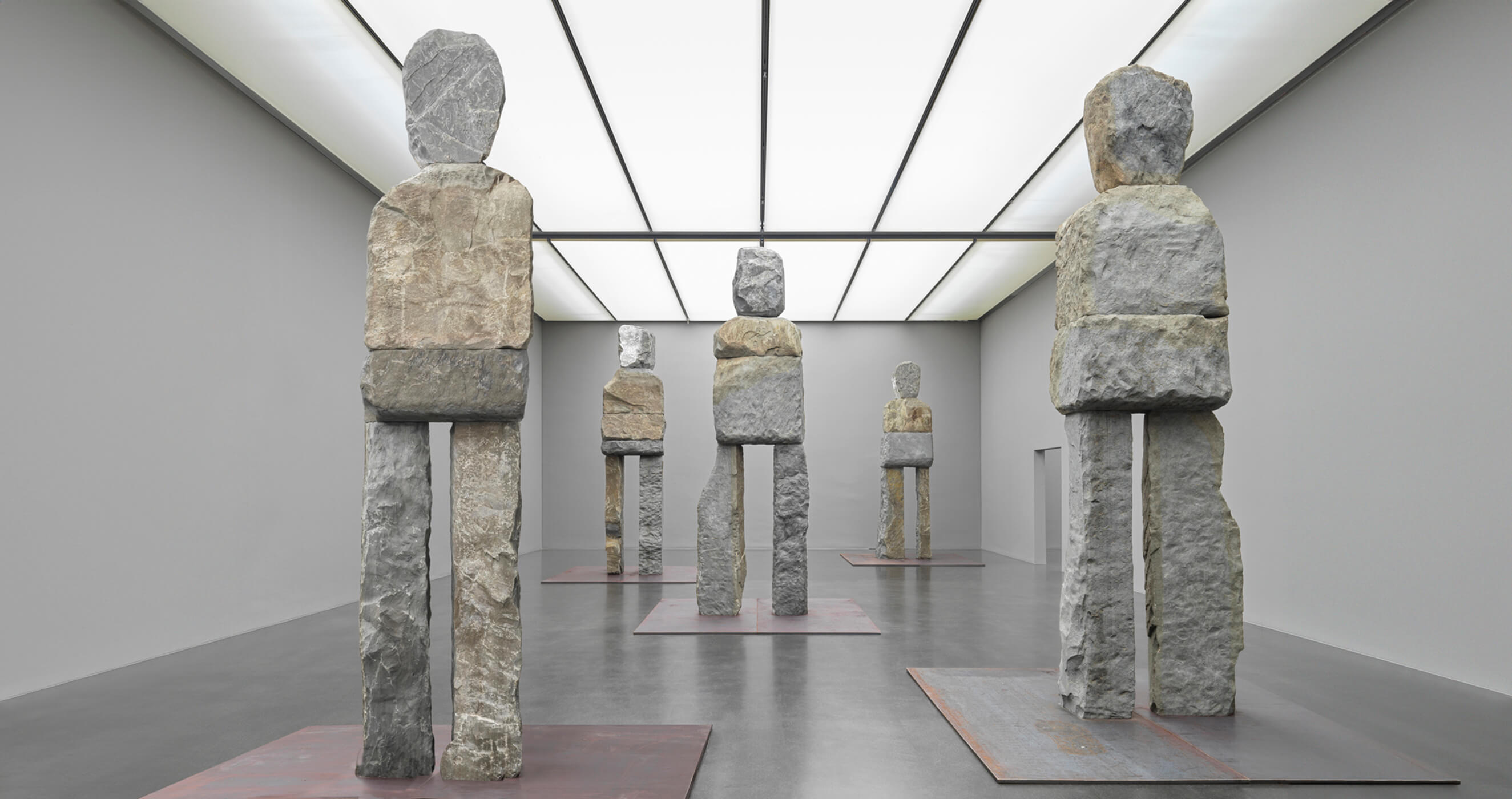 Ugo Rondinone, stone figures, 2023, Ausstellungsansicht Cry Me a River, Kunstmuseum Luzern, 2024, Foto: Stefan Altenburger