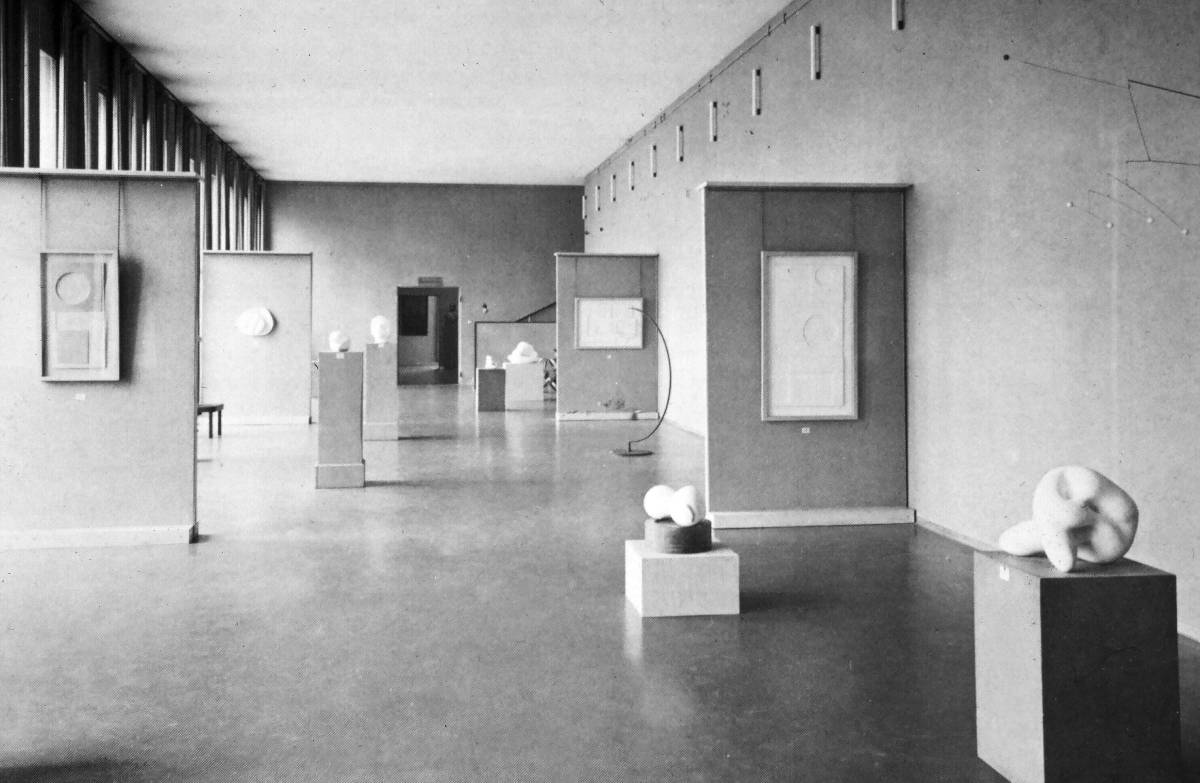 Ausstellungsansicht, «These, Antithese, Synthese», Kunstmuseum, Luzern, 24.02.–31.3.1935. Zu sehen sind Plastische Arbeiten von Hans Arp, Ben Nicholson, Alexander Calder und Alberto Giacometti.