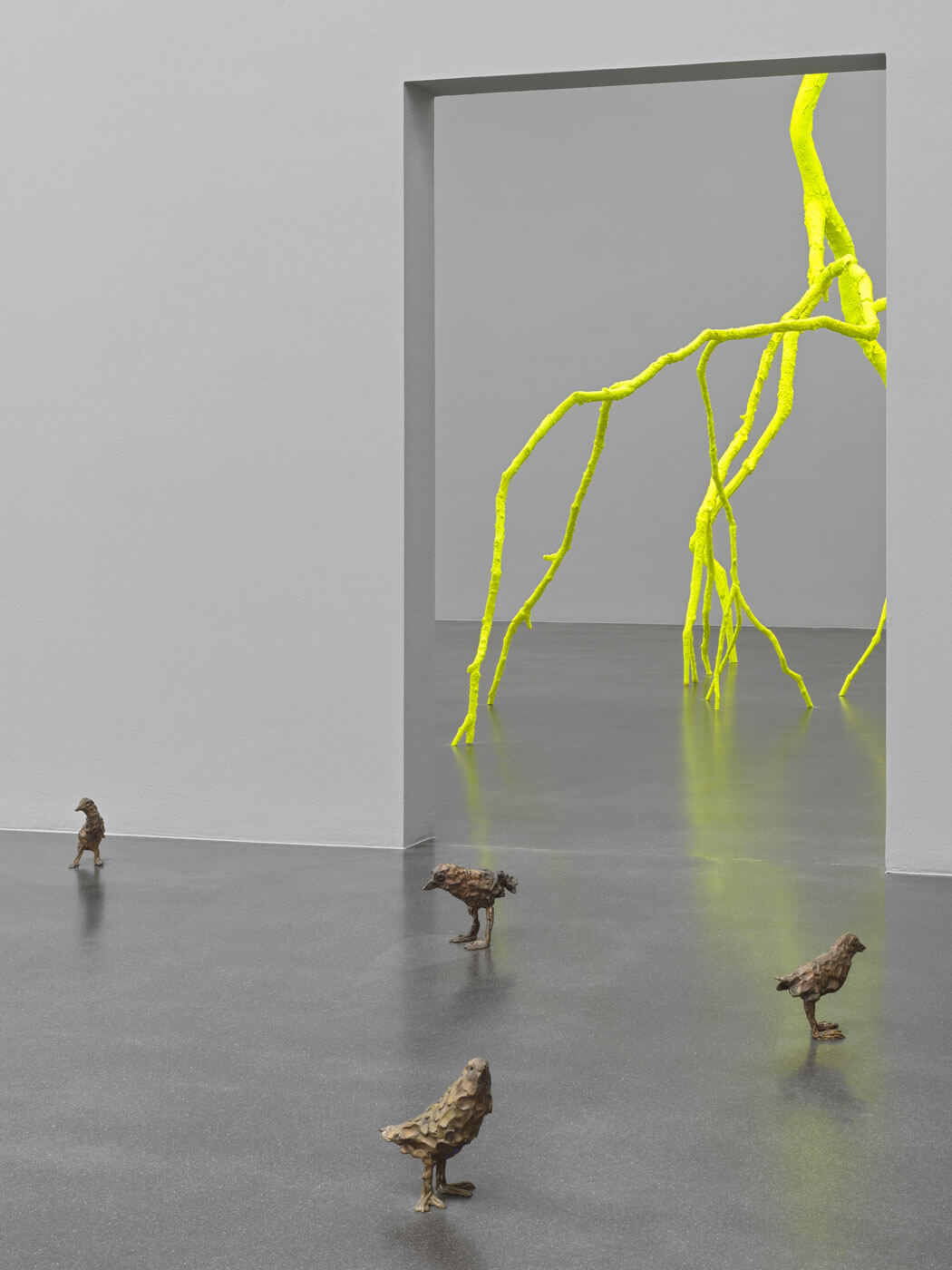 Ugo Rondinone, primitive, 2011–2012, und lightnings, 2023, Ausstellungsansicht Cry Me a River, Kunstmuseum Luzern, 2024, Foto: Stefan Altenburger
