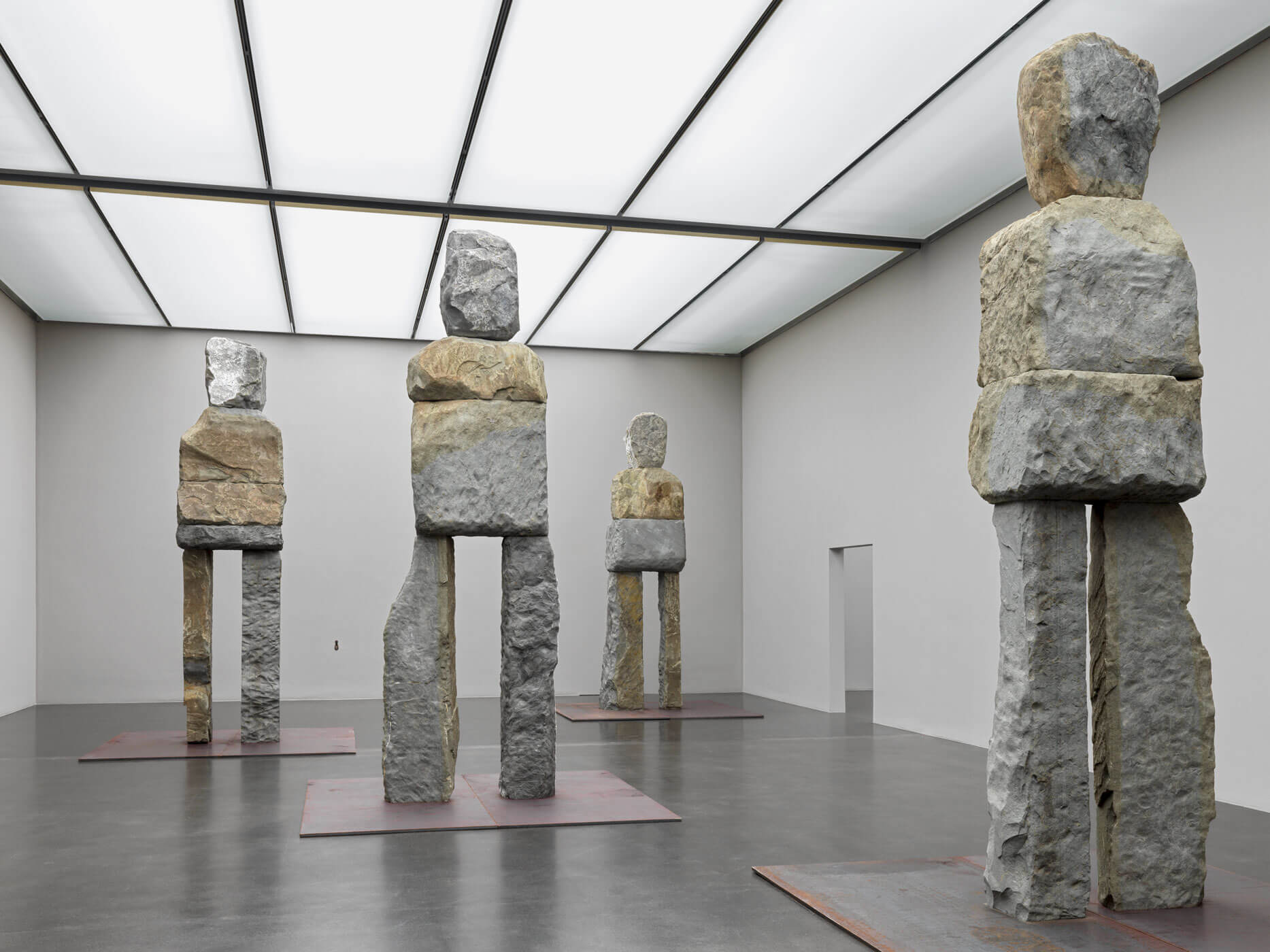 Ugo Rondinone, figures, 2023, Ausstellungsansicht Cry Me a River, Kunstmuseum Luzern, 2024, Foto: Stefan Altenburger