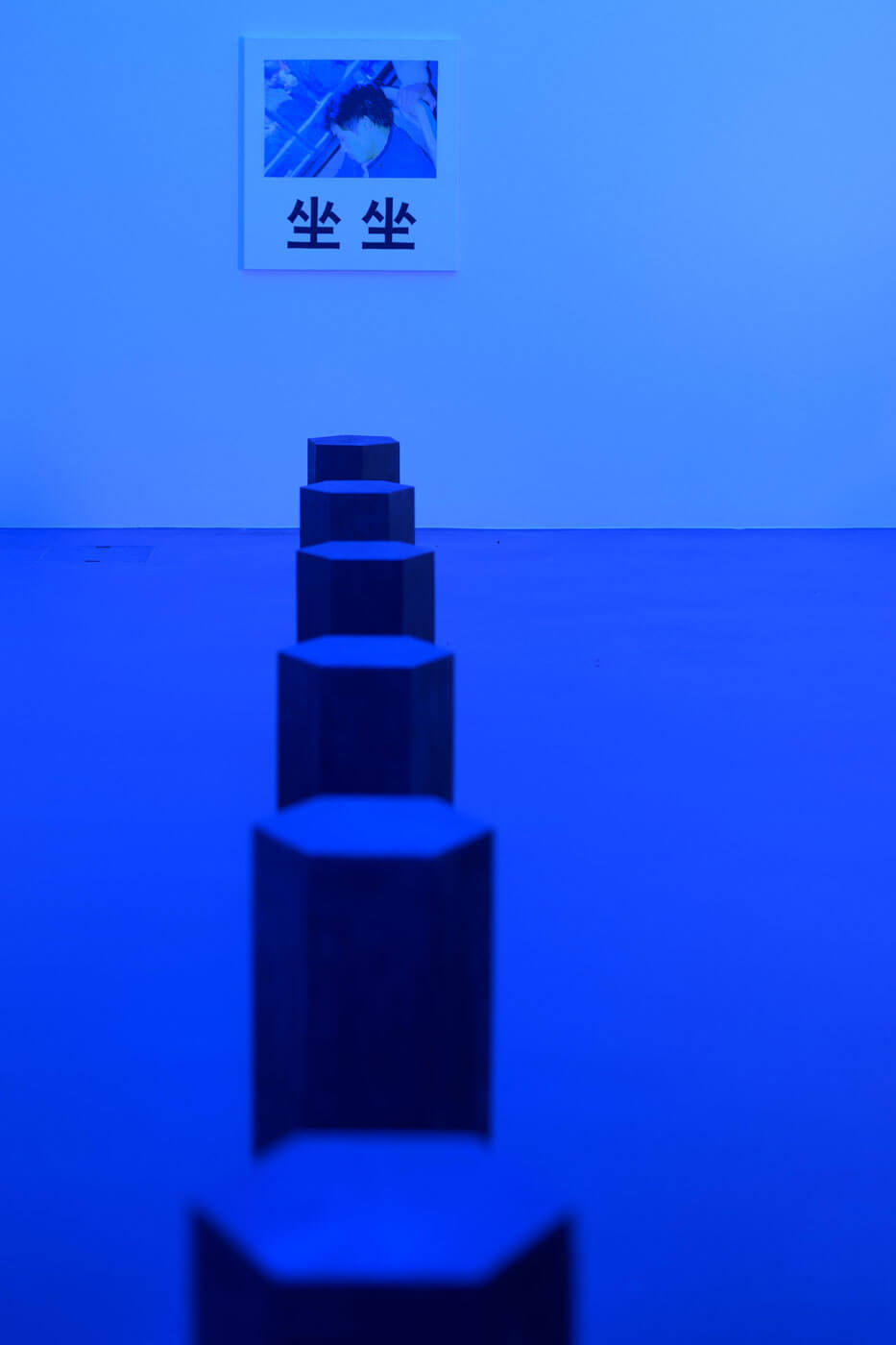 Ausstellungsansicht Ian Anüll. London Blue, Kunstmuseum Luzern, 2024
Courtesy the artist und Mai 36 Galerie, Zürich, Foto: Marc Latzel