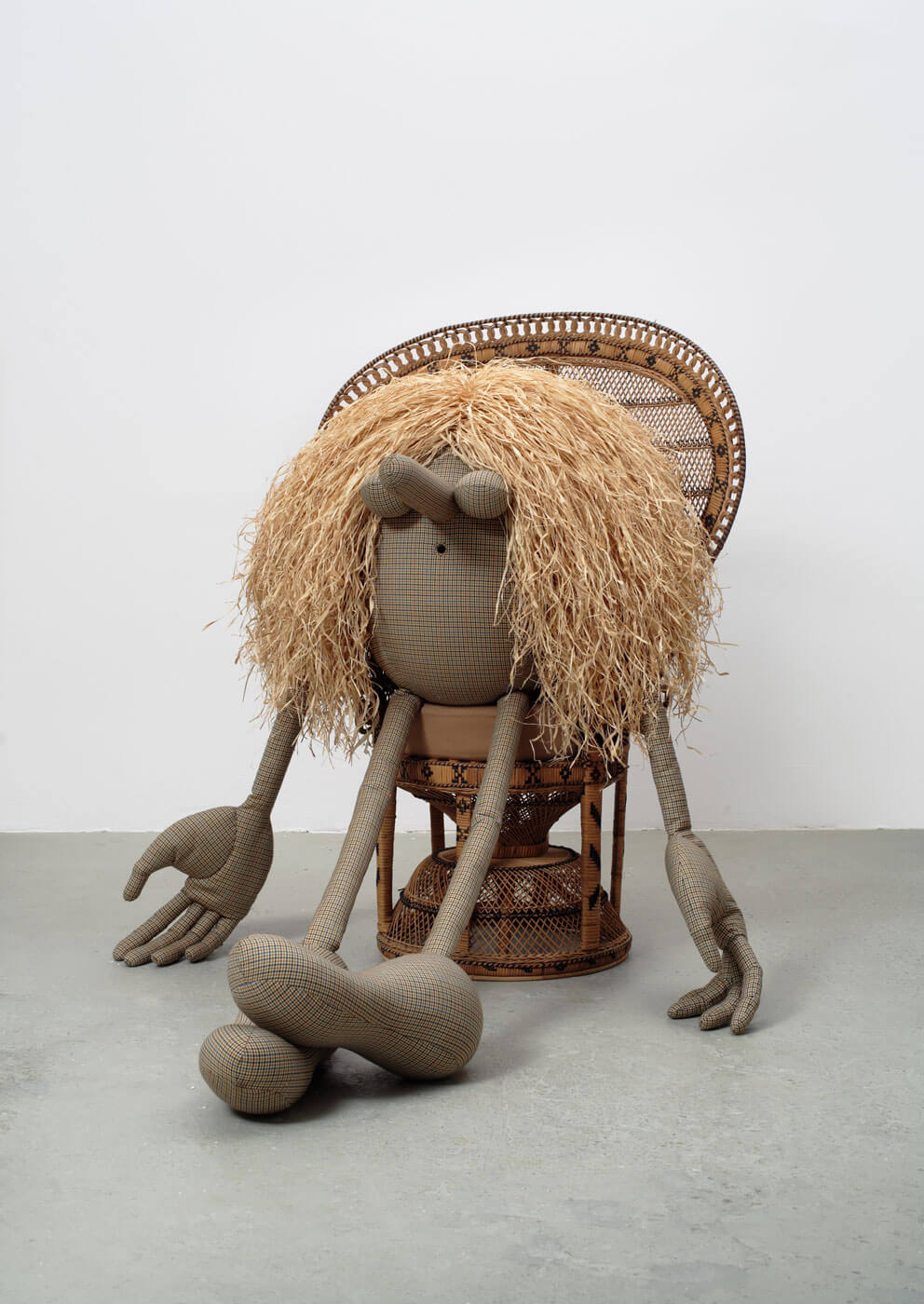 Wiebke Siem, Junior, 2006, Schaumstoff, Anzugsstoff, Korbstuhl, 147 × 140 × 170 cm, Jörg Johnen, Berlin