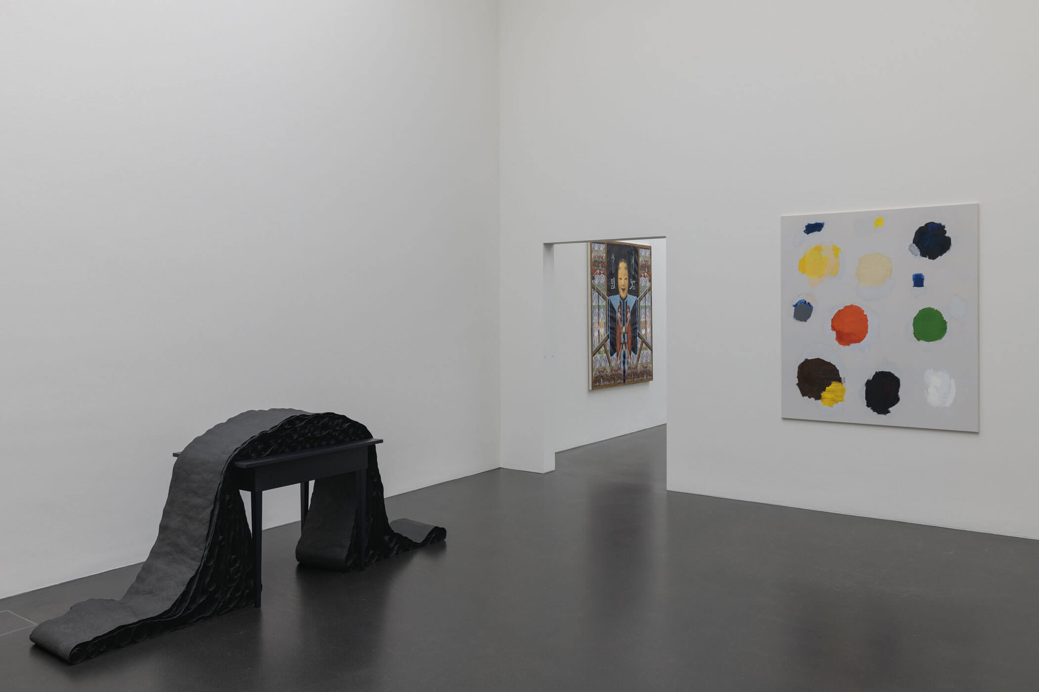 Ausstellungsansicht zentral!, Kunstmuseum Luzern, 2024, mit Werken von Stella Pfeiffer und Ferdinand Arnold, Foto: Marc Latzel