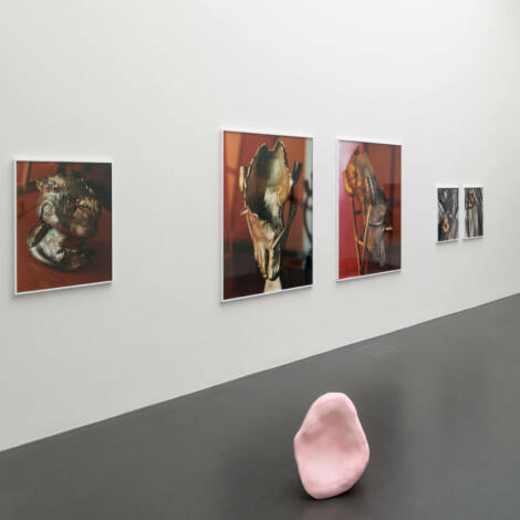 Ausstellungsansicht zentral!, Kunstmuseum Luzern, 2024, mit Werken von Katrin Keller und Kyra Tabea Balderer, Foto: Marc Latzel