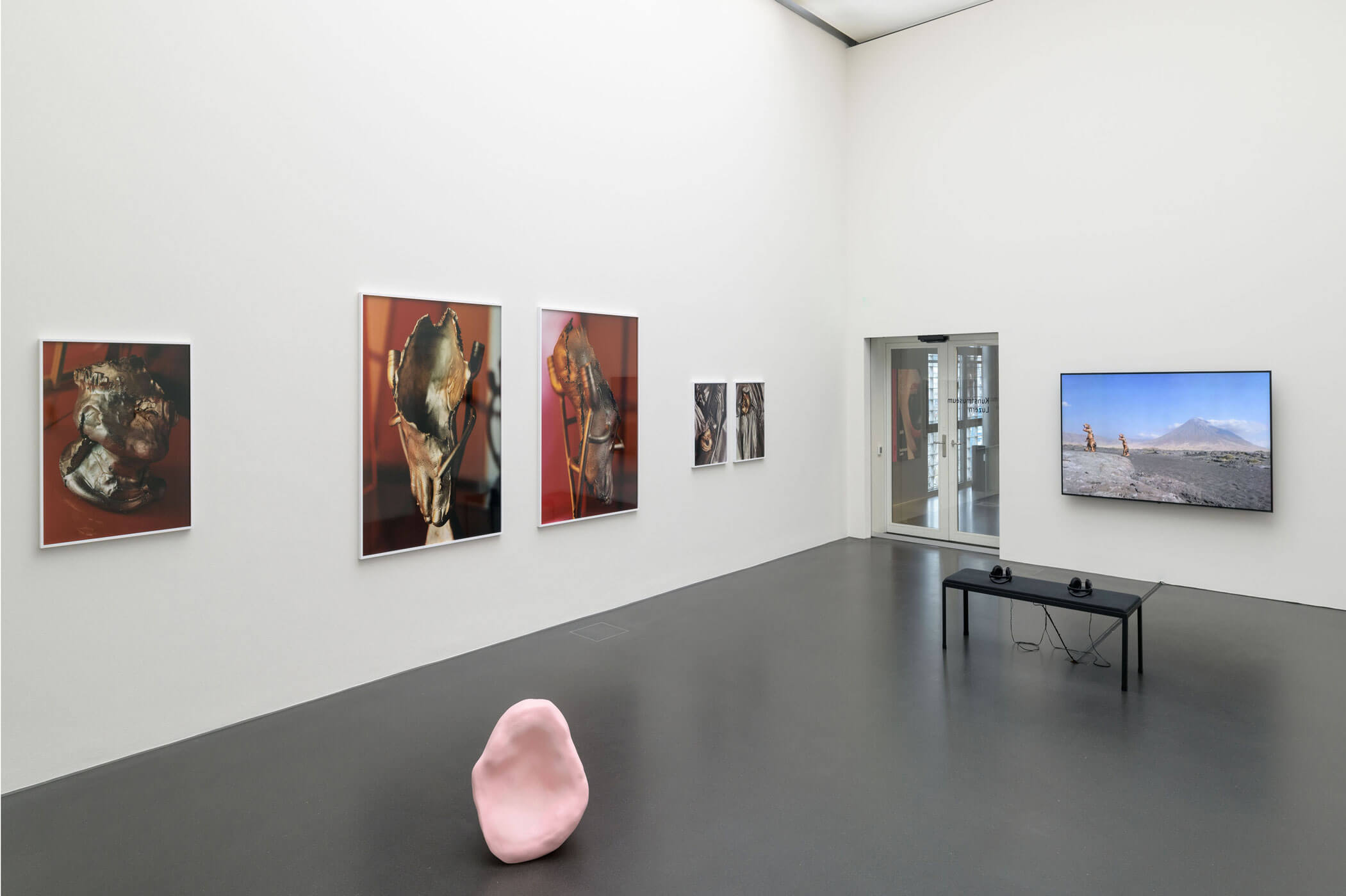 Ausstellungsansicht zentral!, Kunstmuseum Luzern, 2024, mit Werken von Katrin Keller, Kyra Tabea Balderer und Tatjana Erpen, Foto: Marc Latzel