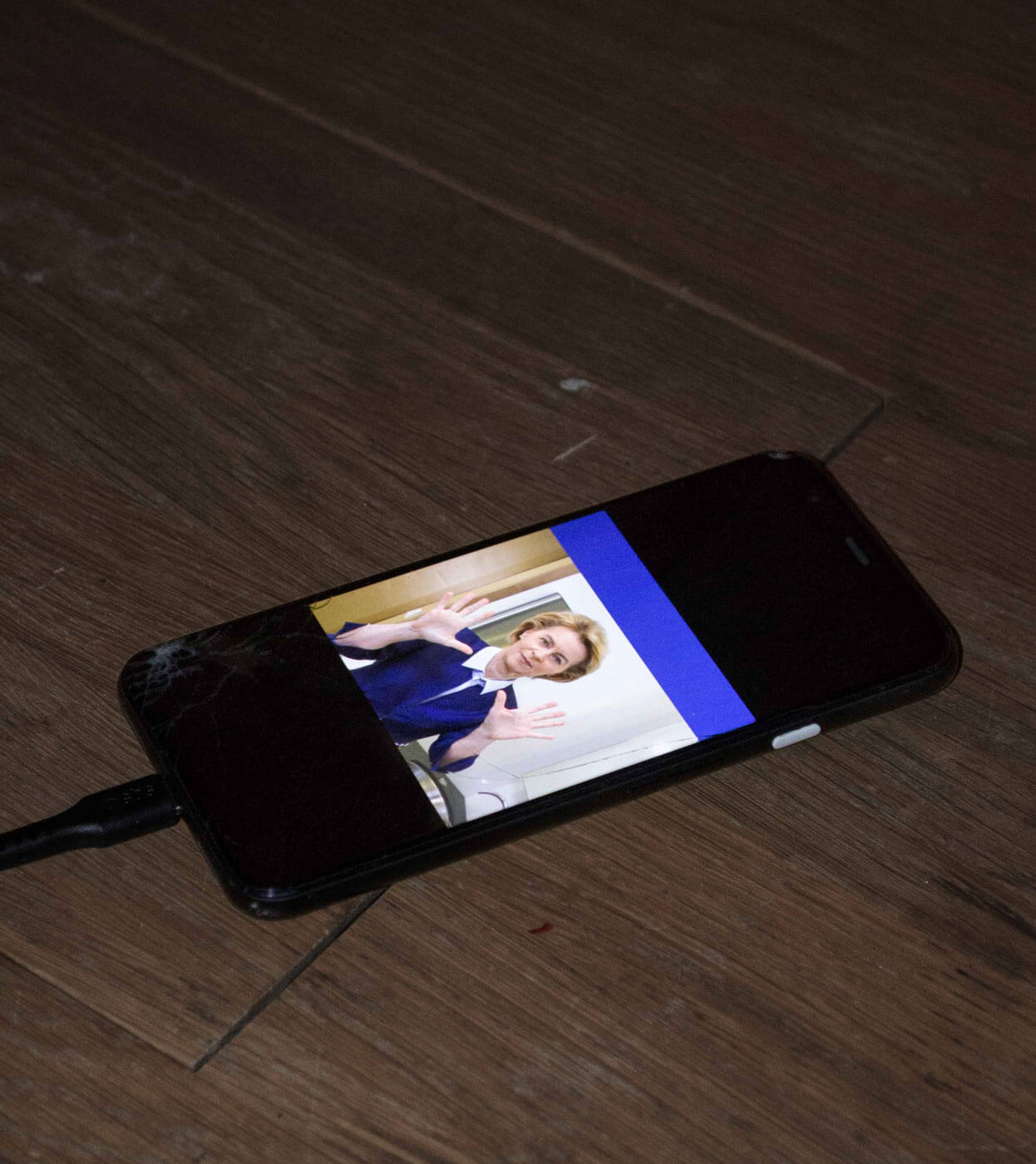 Teo Petruzzi, Clean, 2022, Mp4, Video auf Smartphone, 59ʹʹ, Courtesy of the Artist